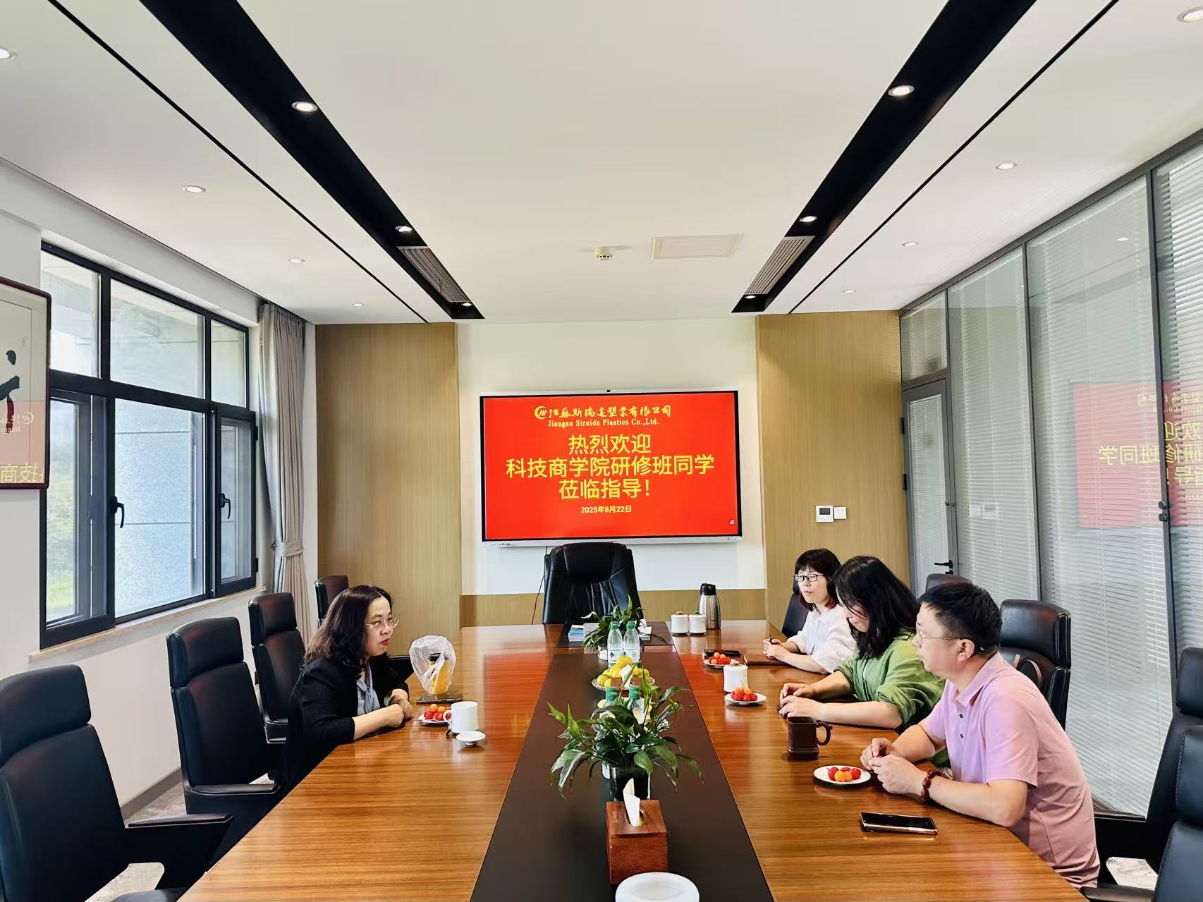 Yangzhou University of Science and Technology Business School's training class students visited our company for exchange: exploring new paths for enterprise operation and legal services together