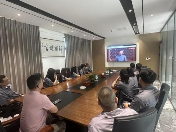 The company organized employees to collectively watch the live broadcast of the 